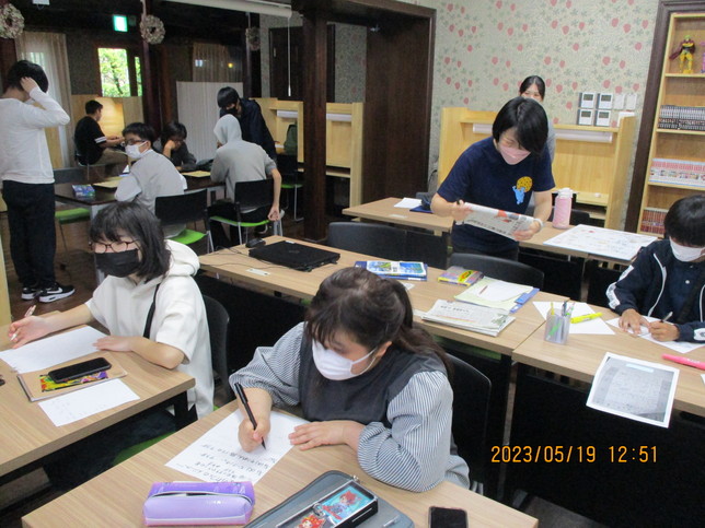 雨の日の学院の昼下がり